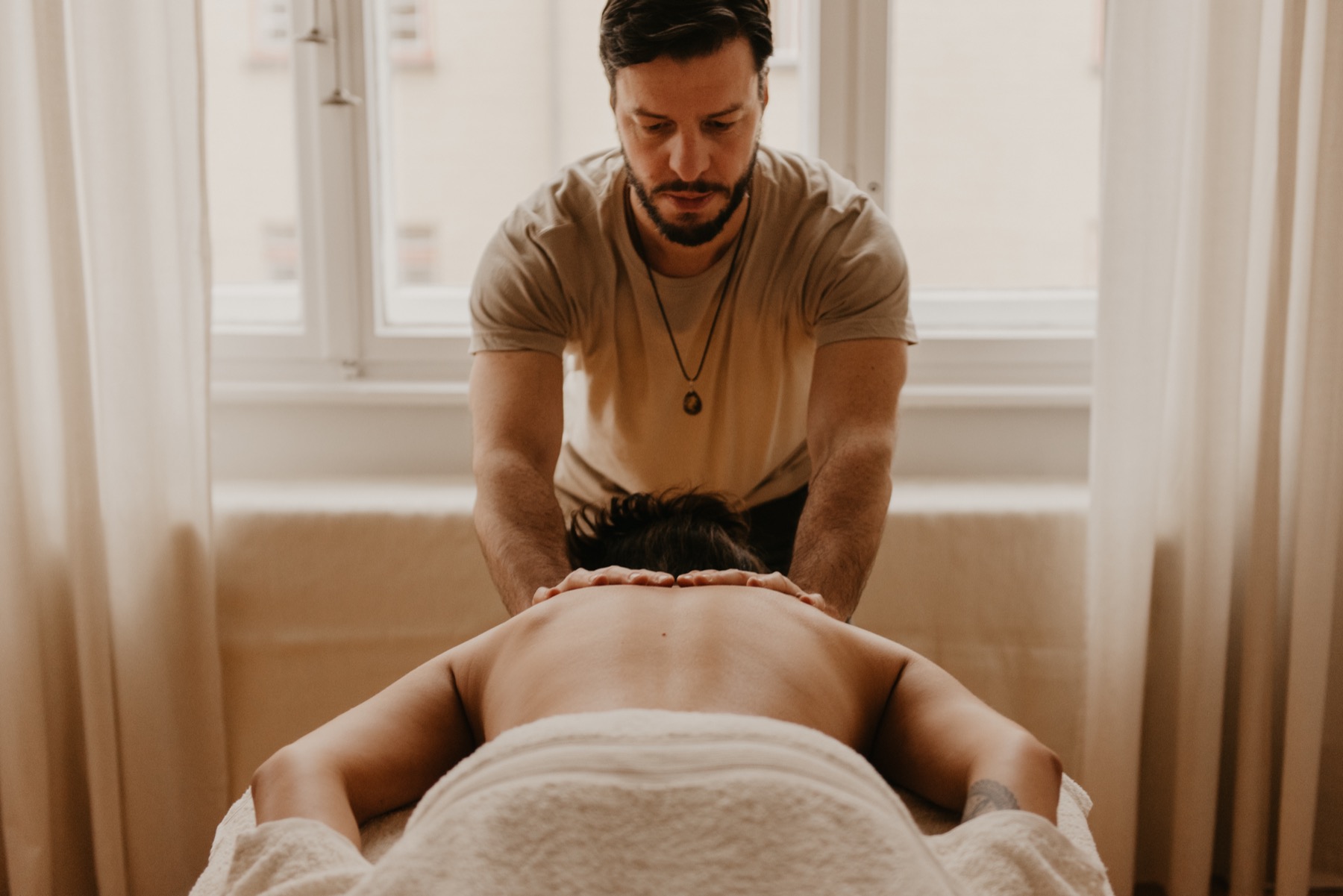 Daniel Wendt bei der somatischen Körperarbeit — Hände auf Gewebe, ruhig und präzise