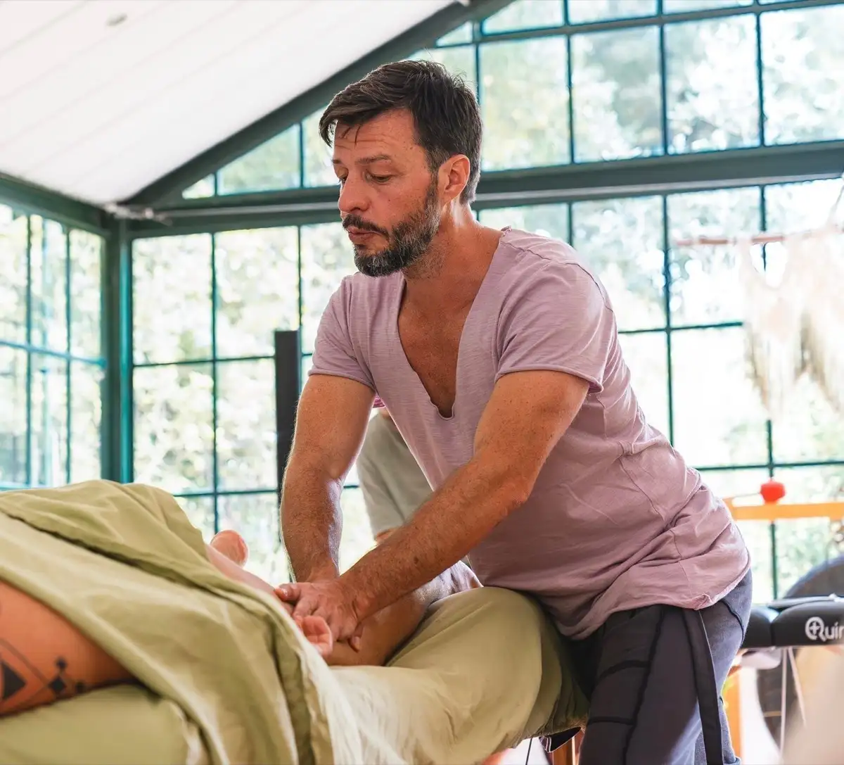 Daniel Wendt bei der somatischen Tiefenmassage