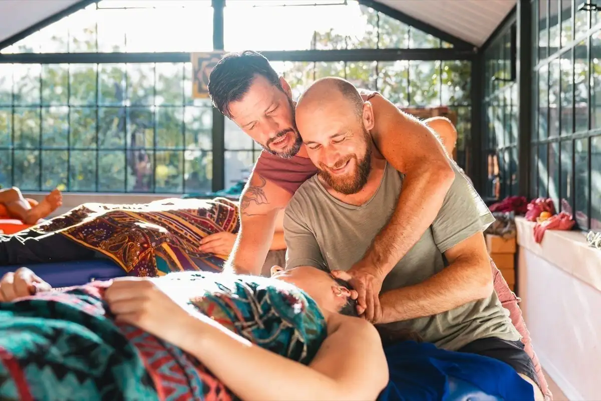 Sanfte Hände am Kopf — craniosacrale Arbeit