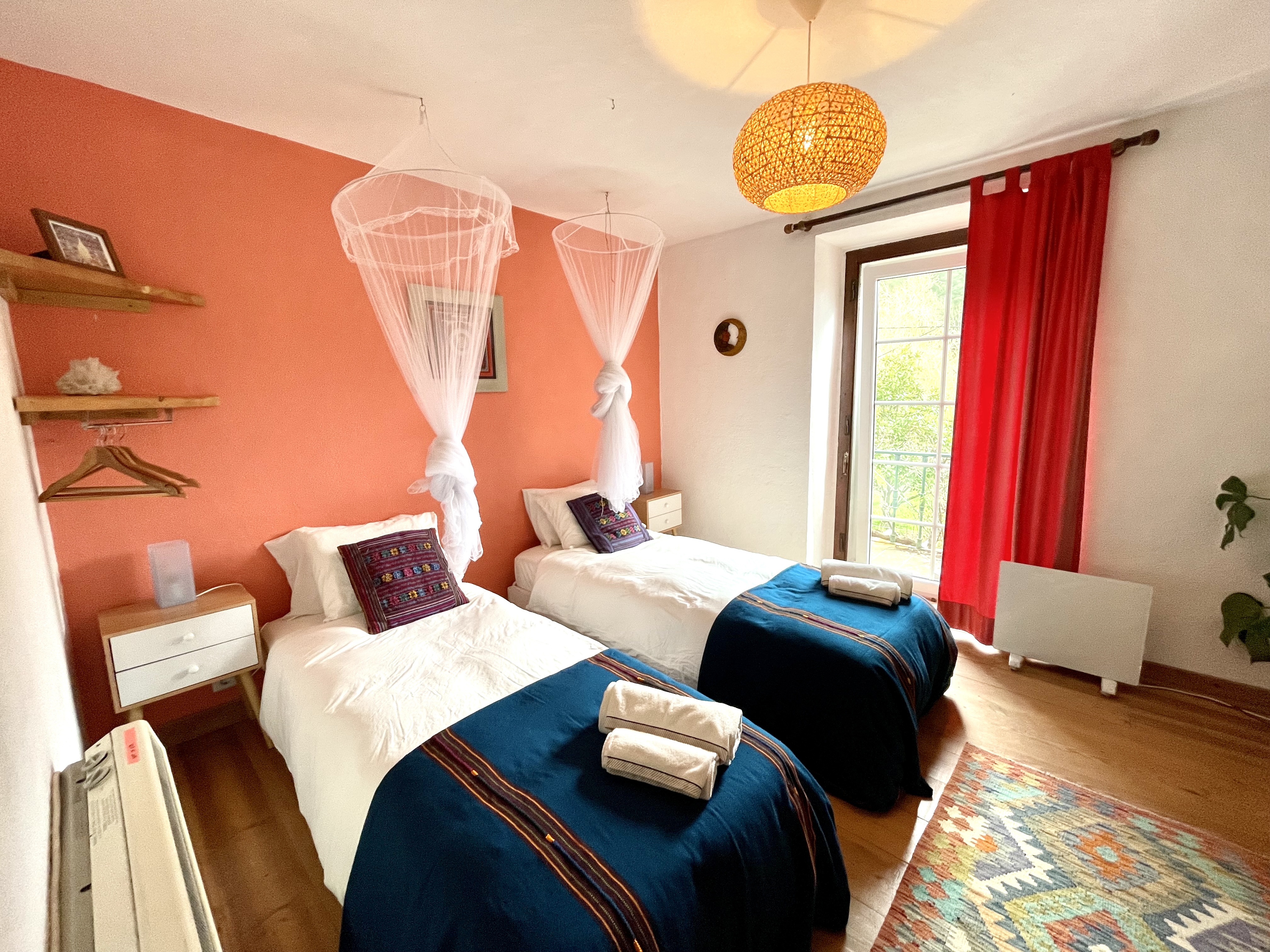 Shared Twin Room / private bathroom