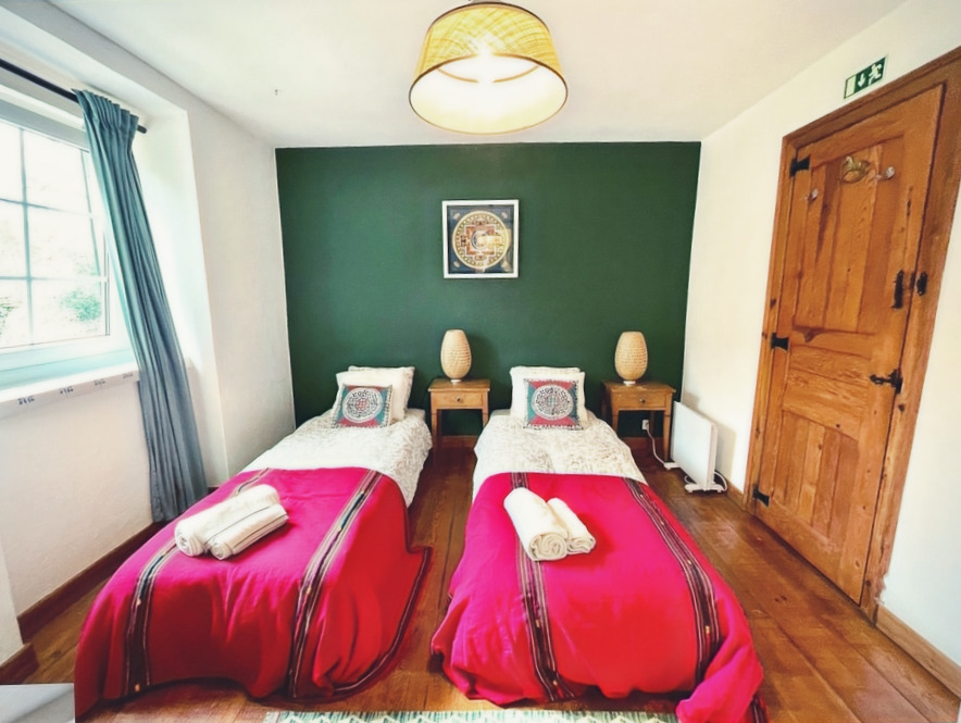 Shared Twin Room / shared bathroom