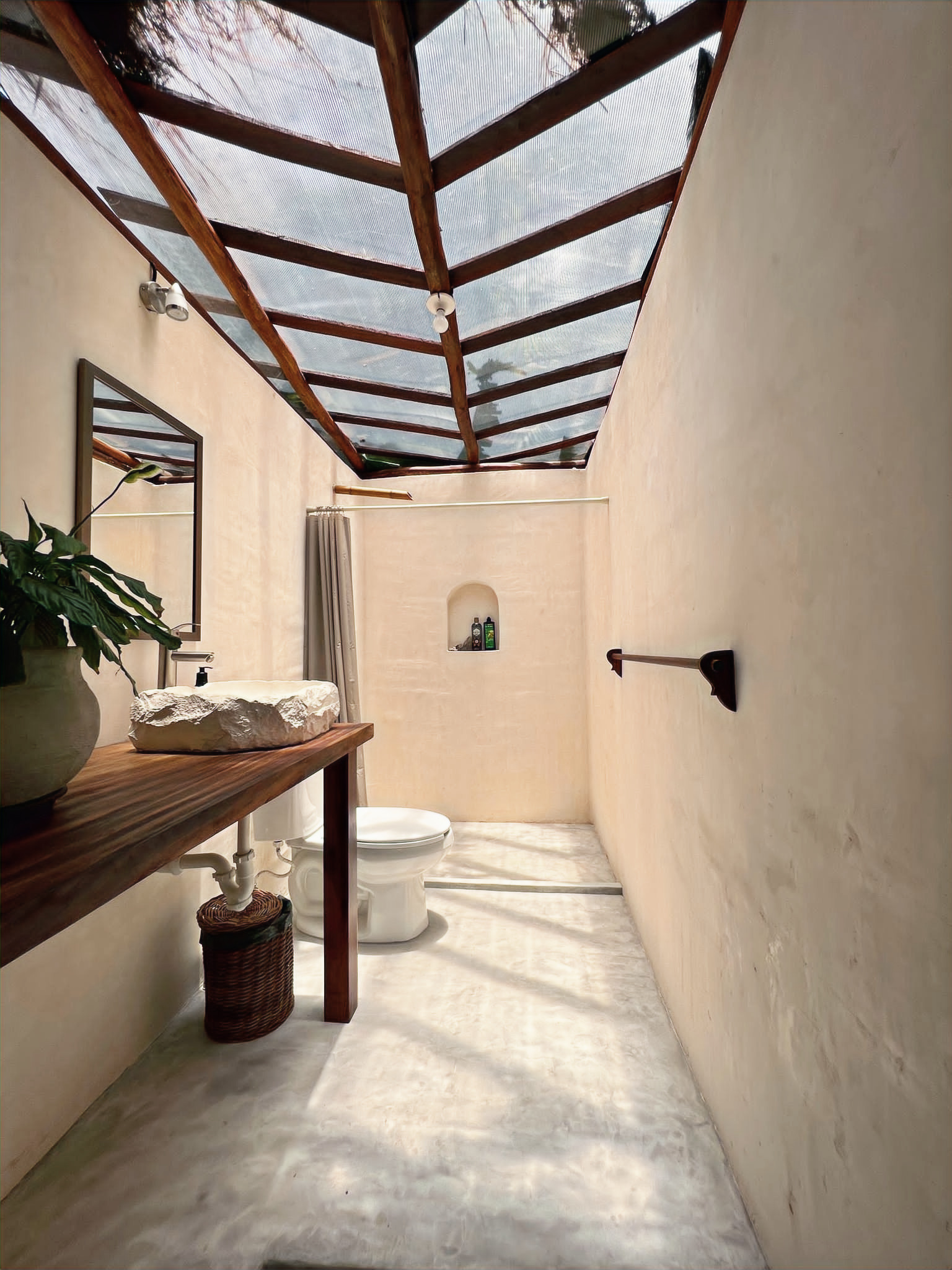 Private bathroom at Casa Arkaana retreat